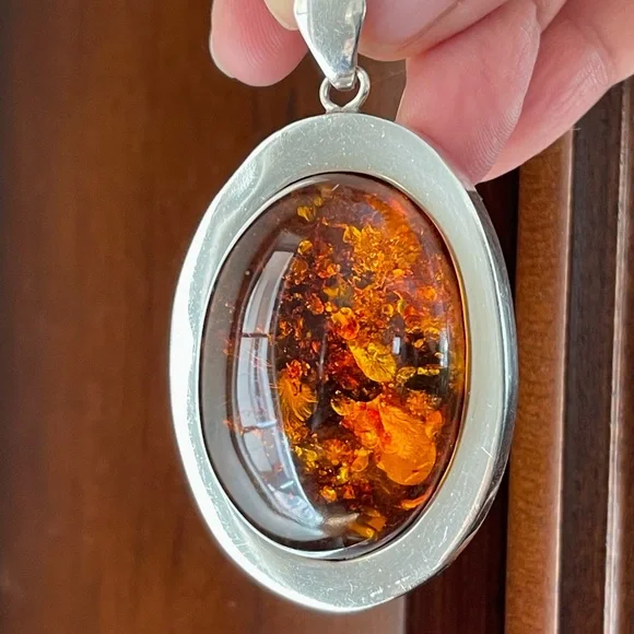 Huge oval cabochon Baltic honey amber sterling silver pendant & chain - Picture 4 of 15